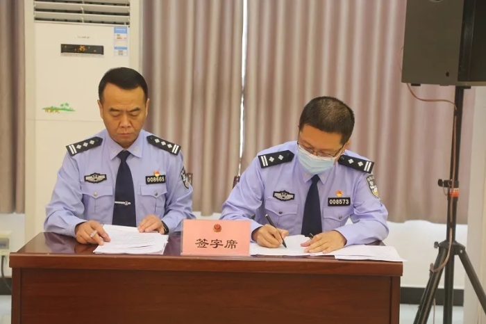 渭南市公安局经开分局举行移动警务终端发放仪式