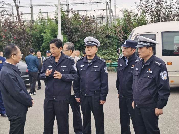 市领导检查节日返程期间道路交通安全工作