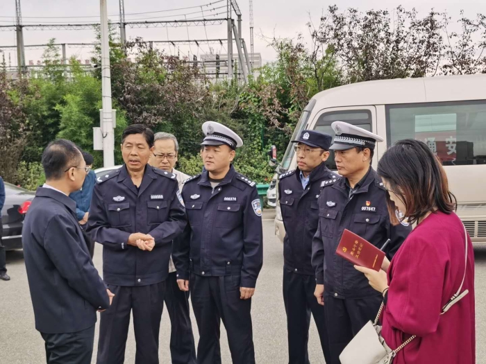 市领导检查节日返程期间道路交通安全工作