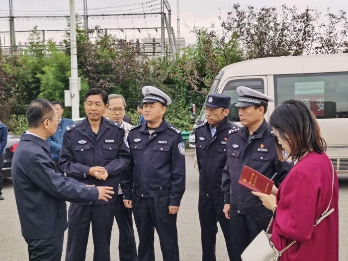 市领导检查节日返程期间道路交通安全工作