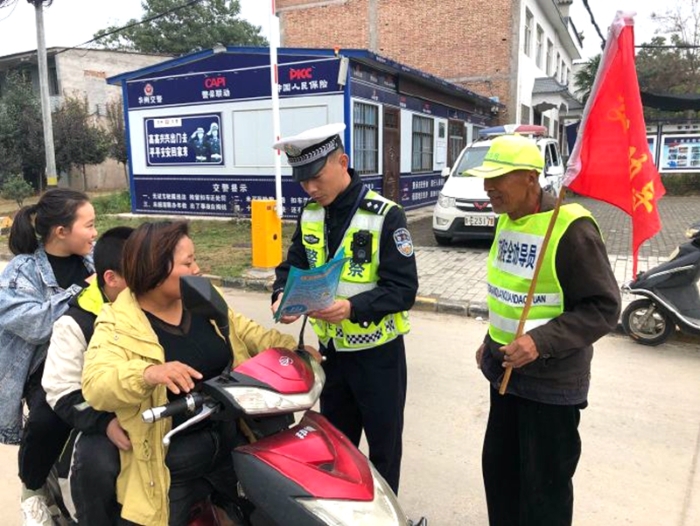 10月8日，华州交警杏林中队民警联合劝导员走进瓜坡镇庙前村三小劝导站，开展宣传活动。