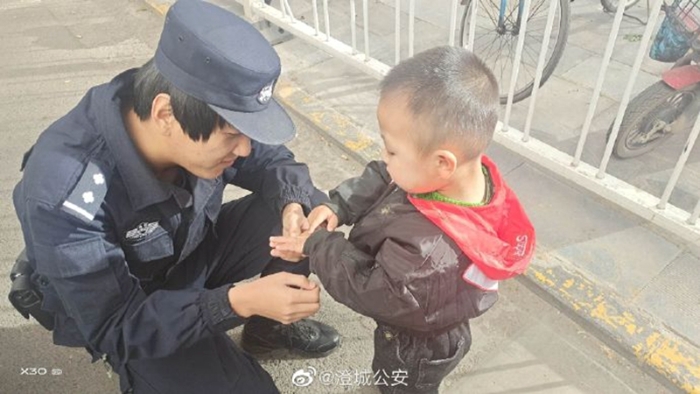 10月7日，澄城公安民警将走丢儿童平安送回家长手中。