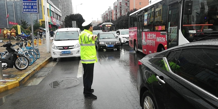 高新交警大队圆满完成“双节”期间交通安保工作
