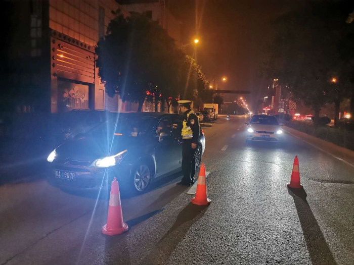高新交警大队圆满完成“双节”期间交通安保工作