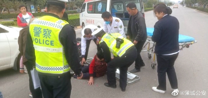 近日，蒲城公安交警大队紧急救助受伤群众。