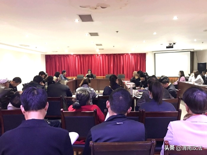 10月10日，蒲城法院民事审判三庭庭长应邀在蒲城县奉先街道东街社区进行《民法典》专题宣讲。