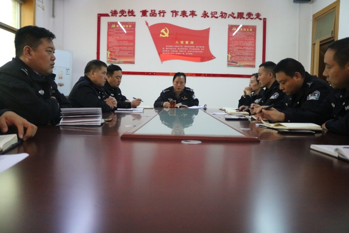 高新交警大队召开秋冬季“严防控 保畅通 创一流”道路交通安全攻坚行动安排部署会