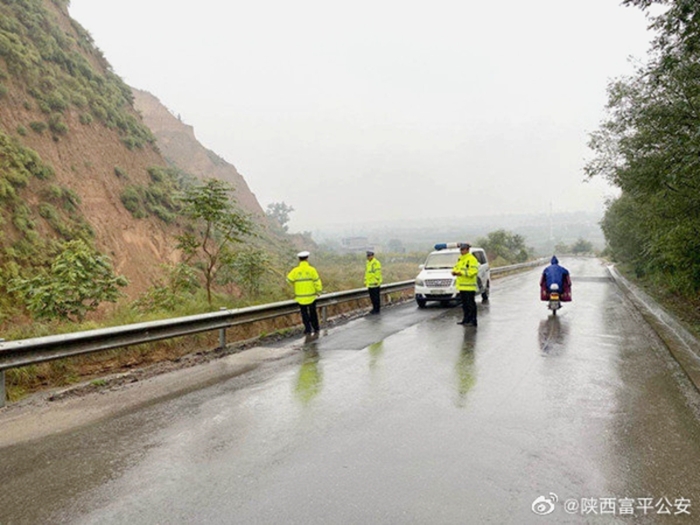 10月13日，富平公安交警组织民警在辖区108国道富平段路面及隐患路段进行巡逻排查。