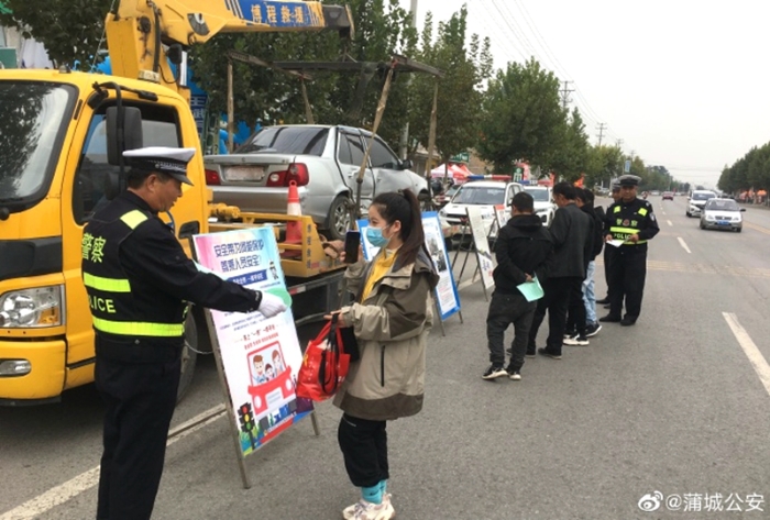 近日，蒲城公安交管大队卤阳湖中队在省道沿线党睦镇街道开展交通事故车辆残骸宣传活动。