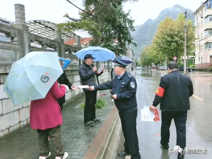 渭南市公安局华州分局积极开展平安建设巡回集中宣传活动。.webp