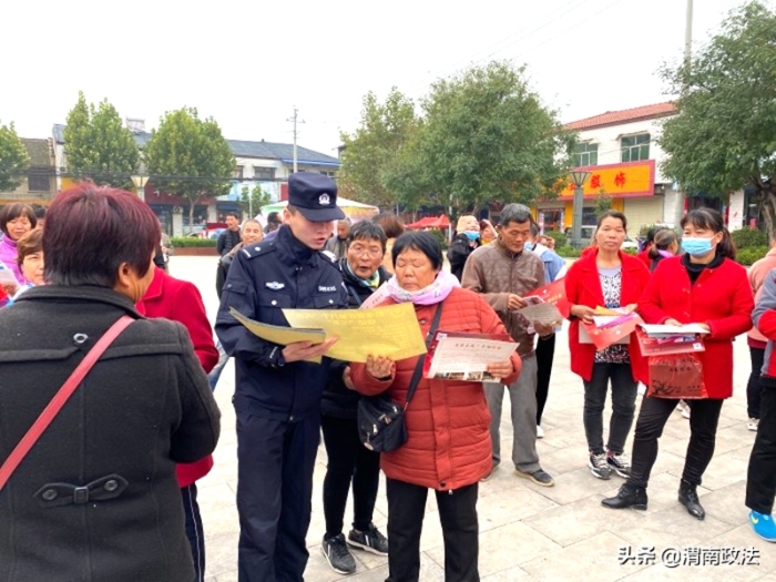 10月15日，合阳县公安局黑池派出所深入辖区广场、商铺开展防电信诈骗宣传活动。