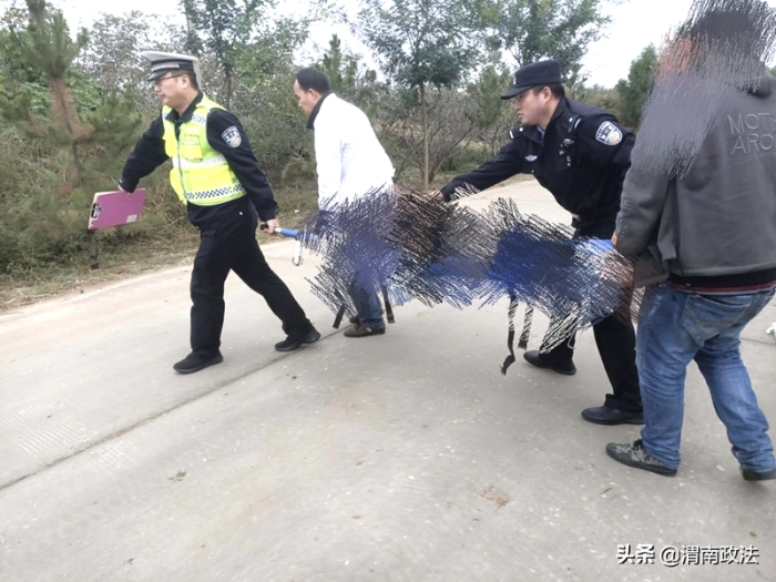 10月14日，合阳民警紧急救助骑车受伤男子。