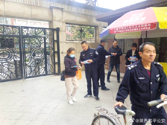 10月16日，富平公安东华派出所组织民警开展反电诈宣传工作。