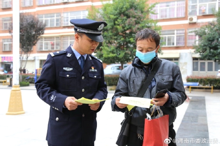 近期，合阳县公安局组织全局各警种坚持每周走进2至3个社区（小区），集中开展防电诈宣传活动。