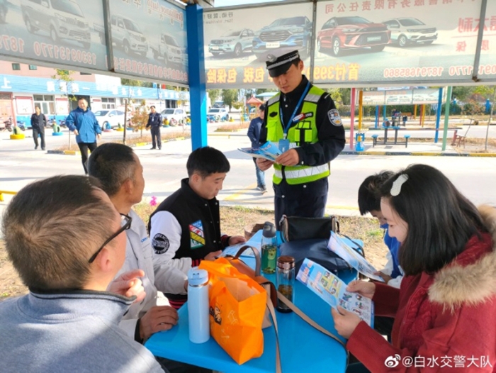 10月16日，白水县公安局交通管理大队民警走进威远驾校带领学员们进行了参观，通过扭曲变形、面目全非的事故残骸车辆。