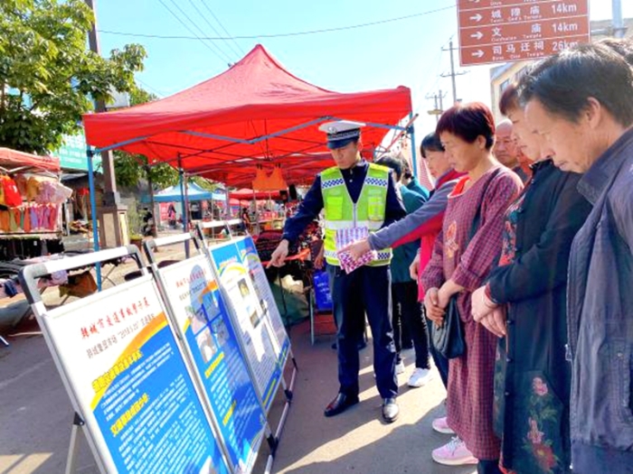 10月19日上午，韩城市交警大队法督中队、西庄中队民警开展“一盔一带”交通安全宣传活动。