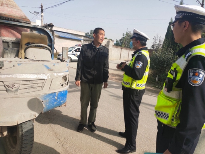 10月21日，华州交警赤水中队强化路面查处力度，重点打击交通违法行为。