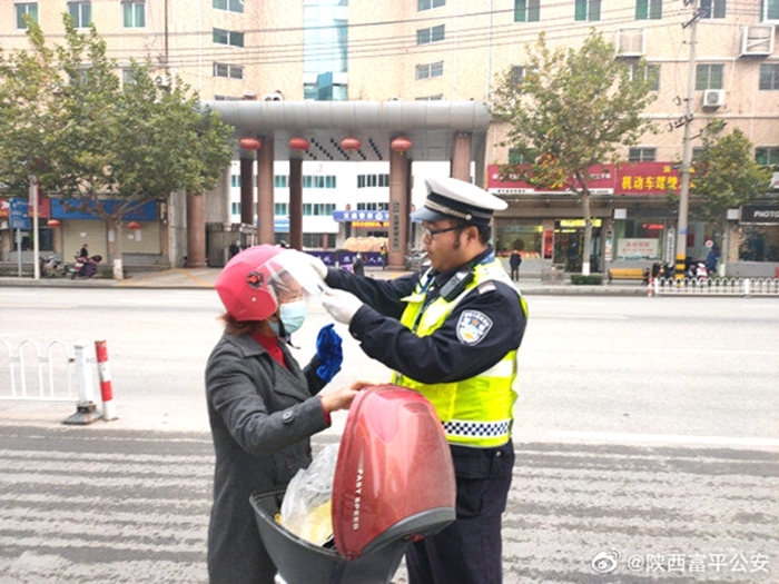 10月20日，富平公安交警在辖区开展“一盔一带”整治行动。
