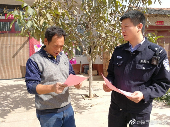 10月21日，富平公安老庙派出所结合“百万警进千万家”活动组织民警走进村组开展宣传。