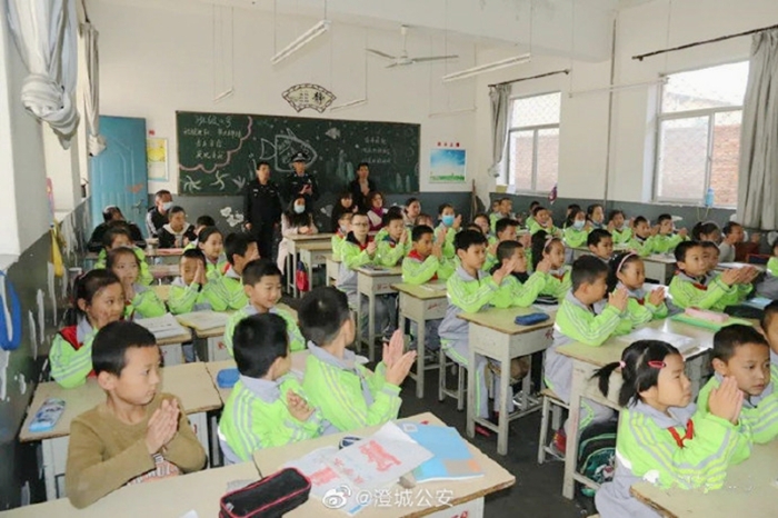 10月21日，澄城公安民警深入校园，为广大学生及家长代表开展了一场禁毒知识专题讲座。