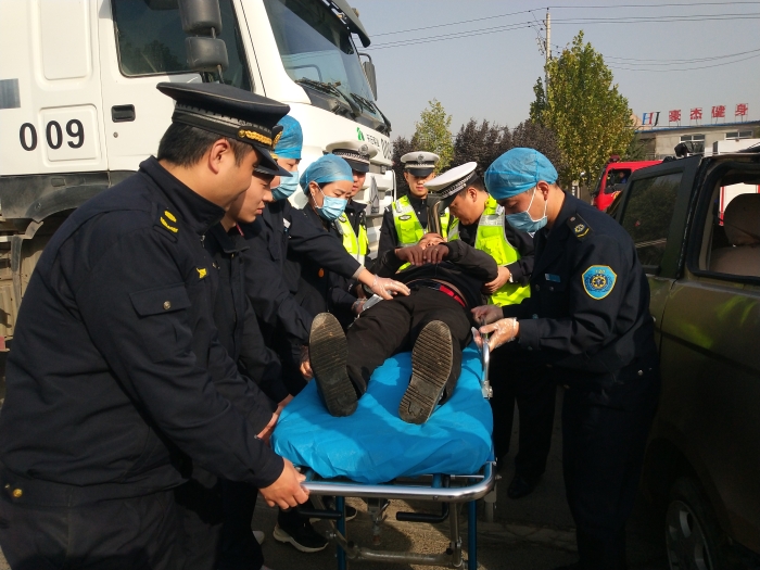 高新交警大队组织开展交通事故应急演练活动