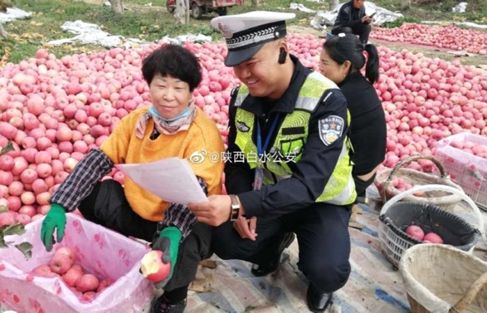 近日， 白水公安交警对果农开展宣传教育活动。