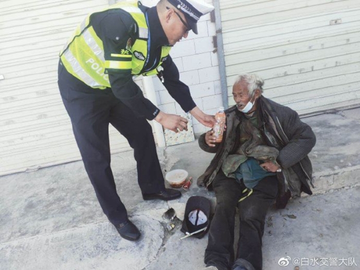 10月23日，白水交警巡逻途中暖心救助“饿晕”老人。