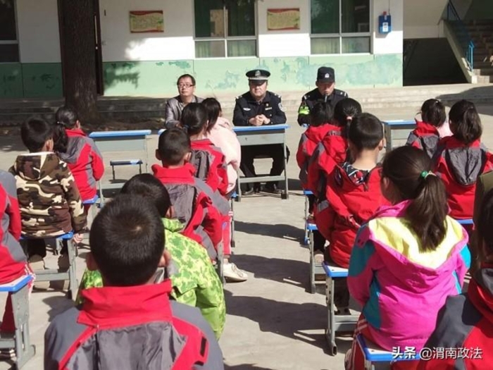 合阳县公安局南蔡派出所在辖区内各学校陆续组织开展秋季法制教育进校园活动。 合阳县公安局南蔡派出所在辖区内各学校陆续组织开展秋季法制教育进校园活动。