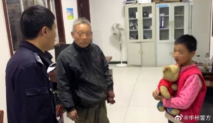 近日,华州民警暖心救助智障女童回家。 近日,华州民警暖心救助智障女童回家。