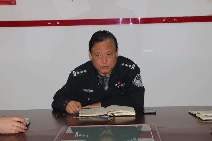 高新交警大队召开会议传达全市第四季度交安委扩大会会议精神
