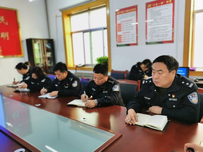 高新交警大队召开会议传达全市第四季度交安委扩大会会议精神
