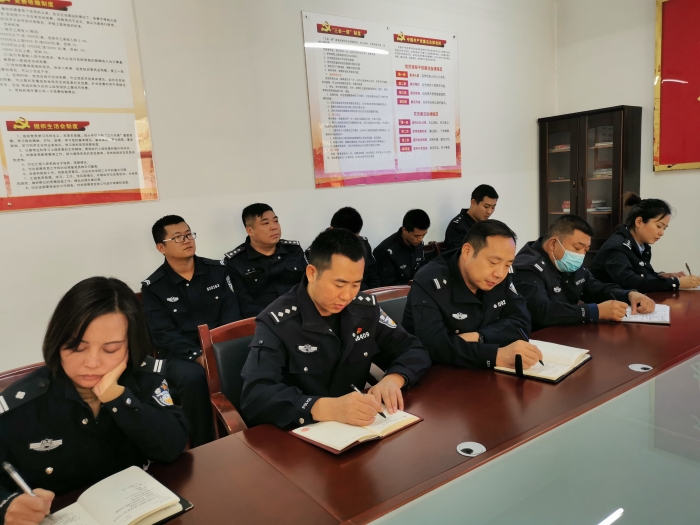 高新交警大队召开会议传达全市第四季度交安委扩大会会议精神
