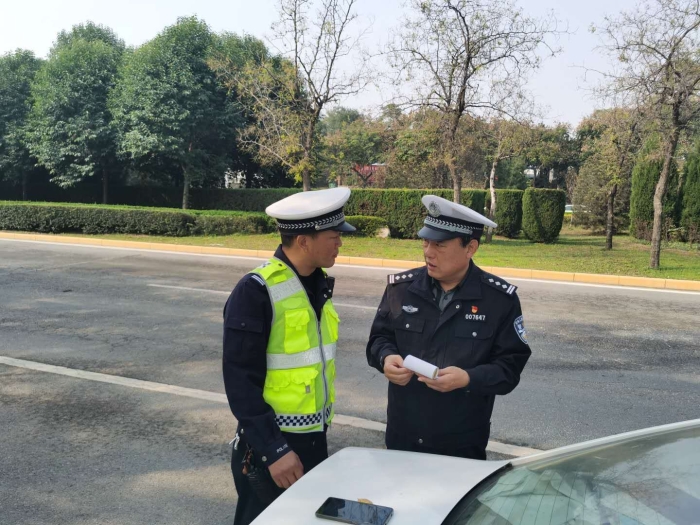 高新交警大队大队长深入一线督导检查“逢五”统一行动