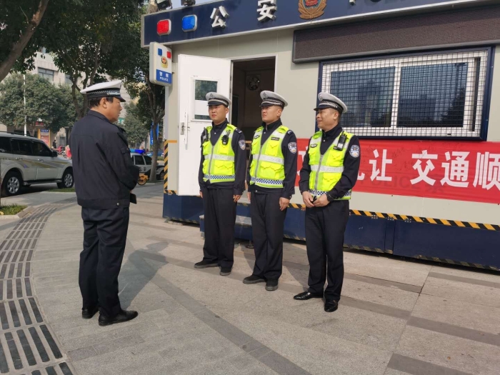 高新交警大队大队长深入一线督导检查“逢五”统一行动
