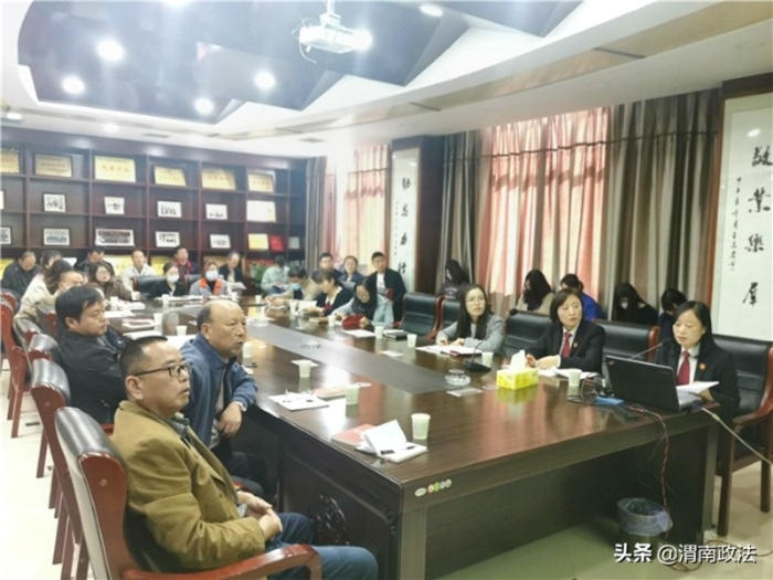 近日，富平县人民法院庄里人民法庭开展以 “法律服务工业园区、助力优化营商环境” 为主题的《民法典》宣讲活动。