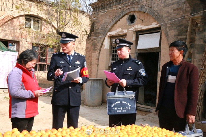 10月25日，合阳公安民警用入户走访和上街设点相结合、现场说教和发放彩页相结合的方式开展平安建设宣传活动。