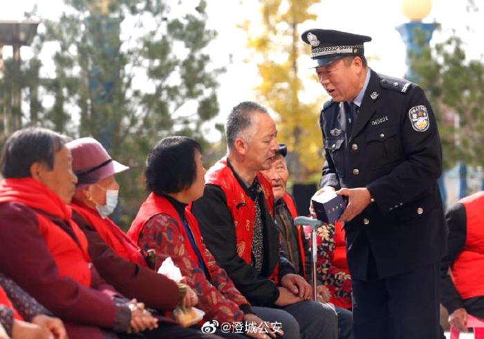 近日，澄城公安长宁派出所民警走进老年公寓，为他们送去了防丢失“爱心手环”。