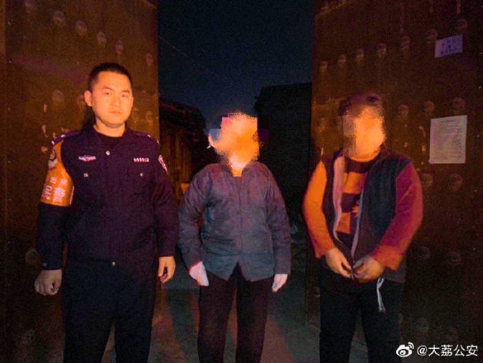 近日， 大荔民警深夜救助独自外出不慎走失的老人，将其平安送回家。