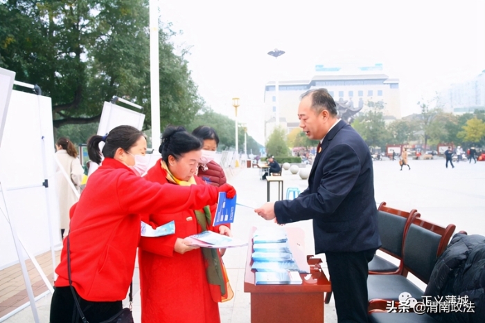 10月30日，蒲城县人民检察院根据县委政法委的统一部署，在县中心广场开展平安建设暨扫黑除恶集中宣传活动。