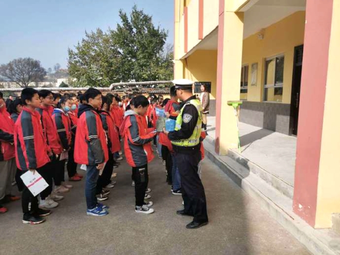 10月29日，华州民警进辖区金堆中学积极开展交通安全宣传活动。