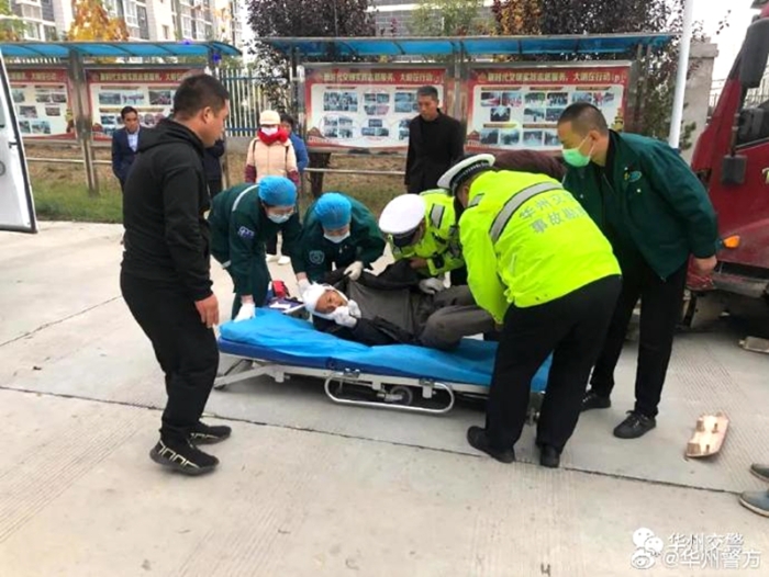 近日，华州公安交警紧急救助两车相撞的受伤人员及时就医。