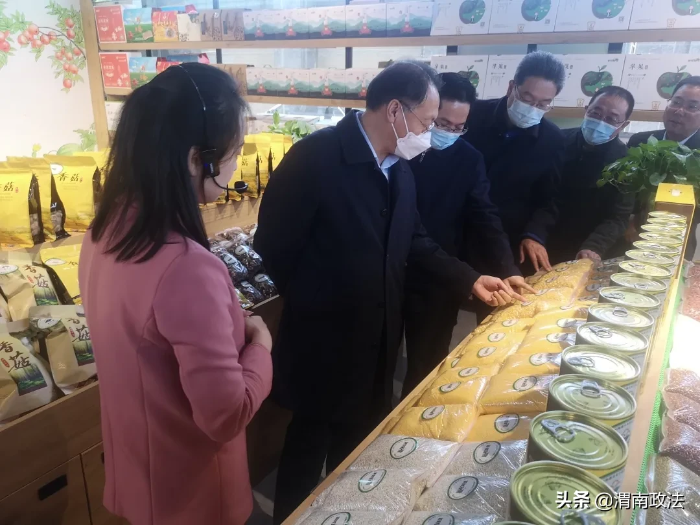 陕西省人民检察院检察长杨春雷赴合阳县调研脱贫攻坚工作(组图)