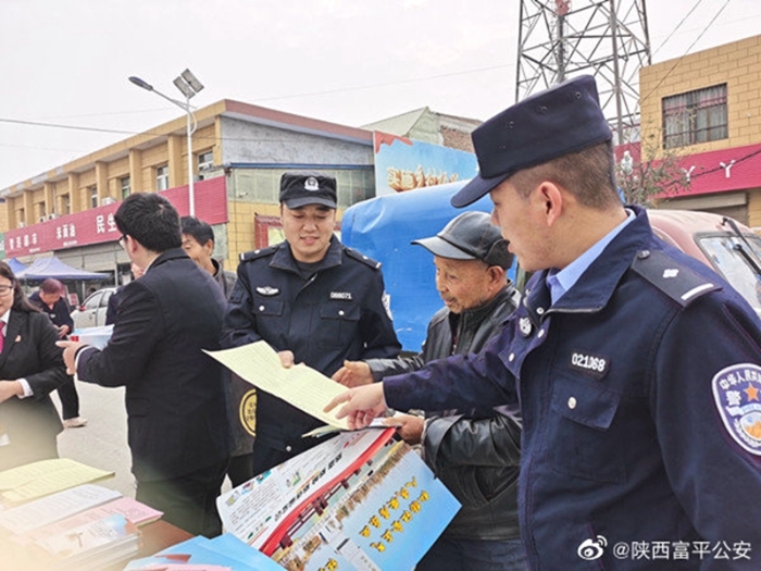 10月30日，富平公安刘集派出所组织警力开展集会巡逻，同时向群众宣传预防新型网络电信诈骗的相关知识。