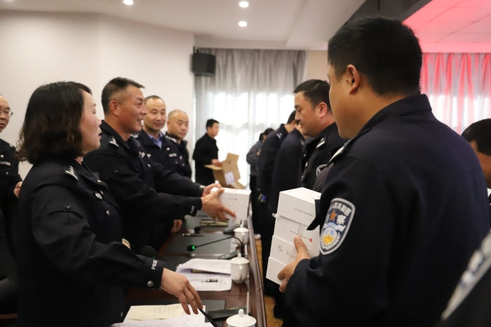 11月2日，渭南市公安局华州分局举行第二批警务通发放仪式。