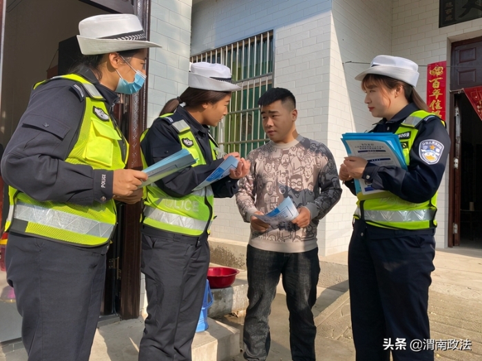 近日，潼关交警大队车管所民警深入欧家城村开展创建平安潼关交通安全宣传活动。