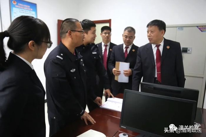 11月2日下午，潼关县检察院一行检查指导县检察院驻县公安局执法办案管理中心工作。