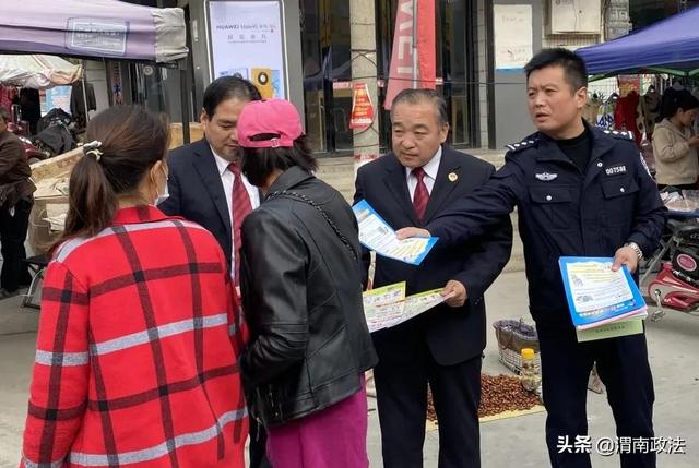 11月4日上午，富平县人民检察院第三检察部全体干警与老庙镇派出所民警在老庙镇街道、笃祜村开展平安建设宣传活动。