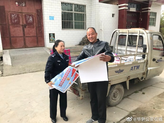近日， 华阴公安民警深入村镇社区入户走访积极宣传平安建设。