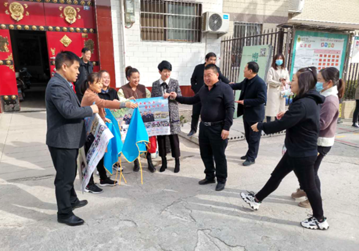 11月4日，大荔县司法局西城司法所组织村两委干部到辖区各村（社区）开展平安创建宣传活动。