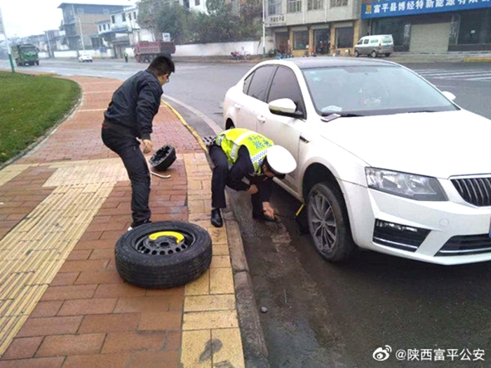 11月5日，富平公安交警帮助群众及时修理车胎。